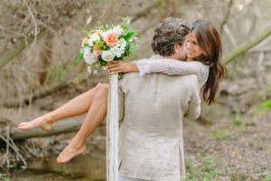 vestuvių fotografas pataria - jaunikis neša nuotaką