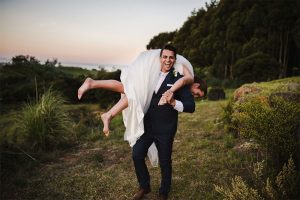 vestuvių fotografas pataria - jaunikis neša nuotaką